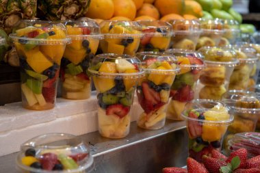 İsrail, Kudüs 'teki Mahane Yehuda Pazarı' nda taze meyve dilimlenmiş kadehler.