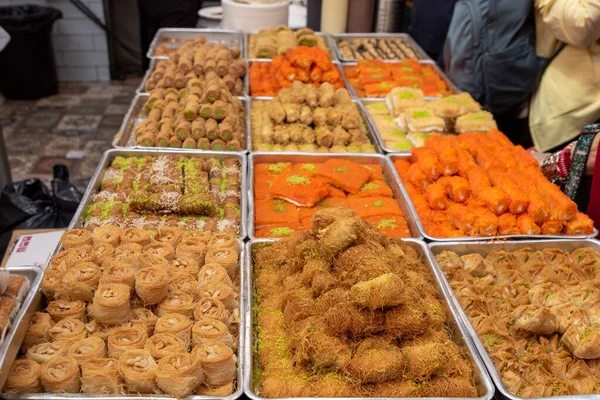 Kudüs 'teki Mahane Yehuda Pazarı' nda Arap tatlısı, baklawa, baklava