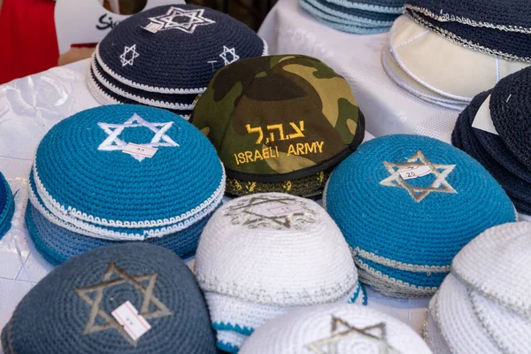 Tığ işi Yarmulkes çeşitleri, Kudüs, İsrail 'deki Mahane Yehuda pazarında satılık kippot.