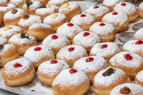 Sufganiot geleneksel reçelli çöreği, Bismarck pudra şekerle kaplı Hannukah bayramı boyunca İsrail 'in Kudüs kentindeki Mahane Yehuda pazarında yenildi.