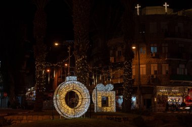 Hayfa, İsrail 12-06-2021 Wadi Nisnas 'taki güzel sokak süslemeleri Hayfa, İsrail' deki Hristiyan mahallesi.