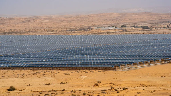 Ashalim Elektrik Santrali Panoraması. Aschalim santrali. Güneş enerjisi santrali İsrail 'in Beer-Sheva kentinin güneyindeki Negev çölünde inşa edilmiştir.