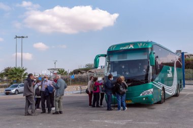 Kudüs, İsrail 11-22-2021 Yaşlı turistler ve tur otobüsleri İsrail 'i geziyor.