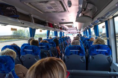 Kudüs, İsrail 11-22-2021 Yaşlı turistler ve tur otobüsleri İsrail 'i geziyor.