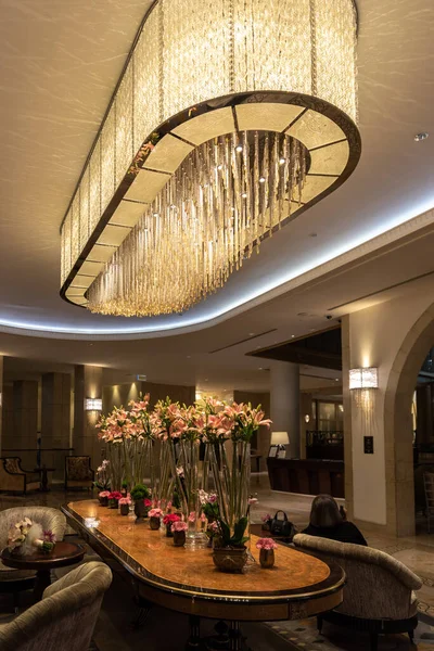 Jerusalem Israel 2021 Beautiful Chandelier Flower Arrangements Table Waldorf Astoria — 图库照片