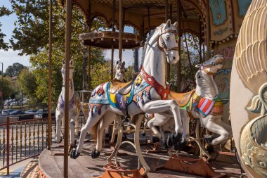 Kudüs, İsrail 11-23-2021 At figürlü renkli atlıkarınca, atlıkarınca Kudüs, İsrail 'deki eski tren istasyonuna git