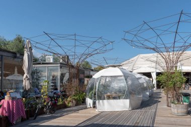 Kudüs, İsrail 11-23-2021. Kudüs, İsrail 'deki Coronavirus salgını sırasında restoran için kapalı çadır kapsülleri.