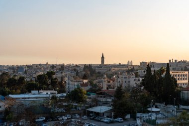 Öğleden sonra İsrail 'de Aziz George Katedrali' nin kulesinden Kudüs 'ün genel görünümü