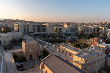 Öğleden sonra İsrail 'de Aziz George Katedrali' nin kulesinden Kudüs 'ün genel görünümü