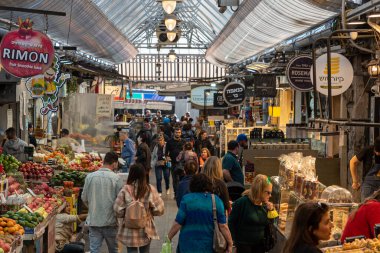 Kudüs, İsrail 11-24-2021 Meşgul Mahane Yehuda Pazarı Kudüs, İsrail 'de mal alıp satan insanlarla dolu