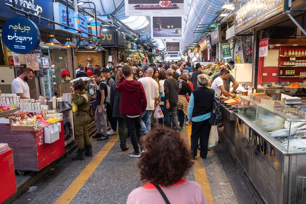 Kudüs, İsrail 11-24-2021 Meşgul Mahane Yehuda Pazarı Kudüs, İsrail 'de mal alıp satan insanlarla dolu