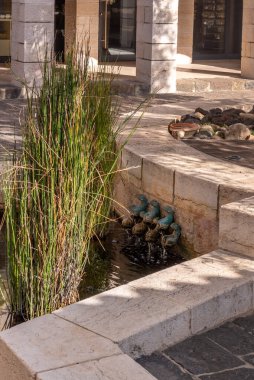 Tabgha avlusundaki bronz balık çeşmesi ya da Ekmek ve Balıkların Çoğaltılması Kilisesi, İsrail 'in Celile Denizi' ndeki Somun ve Balıklar Kilisesi ya da Tabgha olarak da adlandırılır.