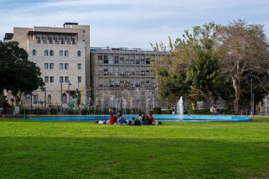 Hayfa, İsrail 02-02-2022 Özgürlük Parkı, Hayfa, İsrail. İnsanlar çeşmenin yanındaki parkta güneşli bir kış gününün tadını çıkarıyorlar..