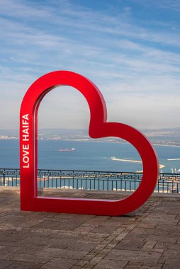 Hayfa, İsrail 02-02-2022 Yeni Eğlenceli Kalp, Haifa 'ya ve körfez bölgesine bakan Carmel' de heykel şeklinde. Hayfa, İsrail turist fotoğraf fırsatı.