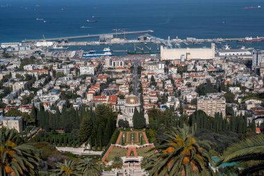Hayfa Körfezi 'nin, Bahai Tapınağı' nın ve İsrail 'in Hayfa kentindeki dağdaki Carmel' den gelen Bahçelerin manzarası..