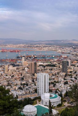 Hayfa Körfezi manzarası ve yeni liman bölgesi de dahil olmak üzere çevresindeki pek çok gemi Hayfa, İsrail 'in limanlarına ve binalarına girmek için bekliyor..