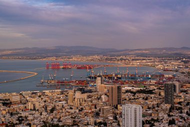 Hayfa Körfezi manzarası ve yeni liman bölgesi de dahil olmak üzere çevresindeki pek çok gemi Hayfa, İsrail 'in limanlarına ve binalarına girmek için bekliyor..