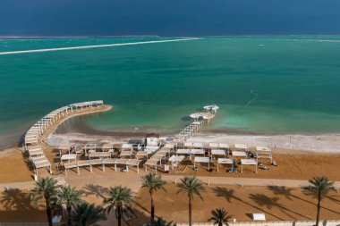 Ölü Deniz manzarası ve plaj üst kattaki bir otel odasından.