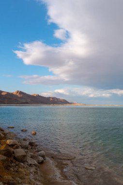 Ölü Deniz 'in parlak renkleri ve İsrail' de bir kış gününde bulutlar.