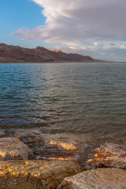 Ölü Deniz 'in parlak renkleri ve İsrail' de bir kış gününde bulutlar.