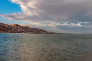 Ölü Deniz 'in parlak renkleri ve İsrail' de bir kış gününde bulutlar.