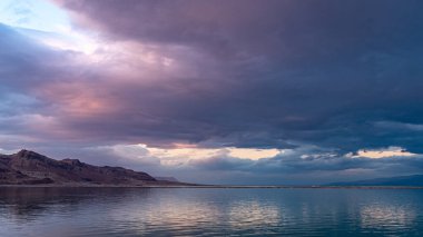 Ölü Deniz 'in parlak renkleri ve İsrail' de bir kış gününde bulutların manzarası..