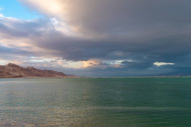 Ölü Deniz 'in parlak renkleri ve İsrail' de bir kış gününde bulutlar.