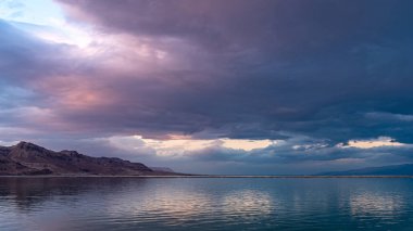 Ölü Deniz 'in parlak renkleri ve İsrail' de bir kış gününde bulutların manzarası..