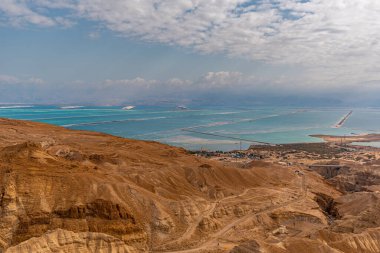 İsrail 'deki Ölü Deniz' in üzerinden çöl dağlarına ve Ölü Deniz 'e resmi bir bakış açısıyla bakmak.