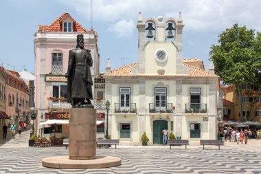 Cascais, Portekiz 08 Haziran 2015. Portekiz 'in Cascais şehrinde heykeli ve güzel tarihi yapıları olan ana şehir meydanı..