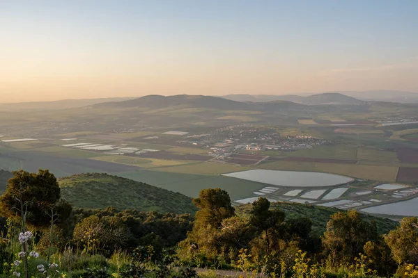 İsrail 'deki Gilboa Dağı' ndan Harod ve Jezreel vadilerinin günbatımı manzarası