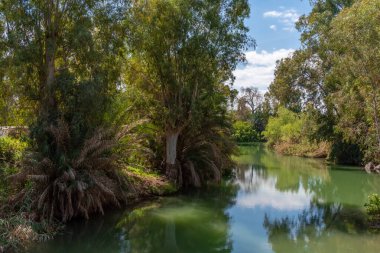 Ürdün Nehri manzarası İsrail 'deki Yardenit Vaftizhanesi