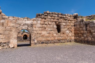 İsrail 'deki Kohav HaYarden Milli Parkı, Belvoir Kalesi' nin kemerli özellikleri. Haçlı kalesinin kalıntıları..