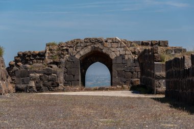 İsrail 'deki Kohav HaYarden Milli Parkı, Belvoir Kalesi' nin kemerli özellikleri. Haçlı kalesinin kalıntıları..