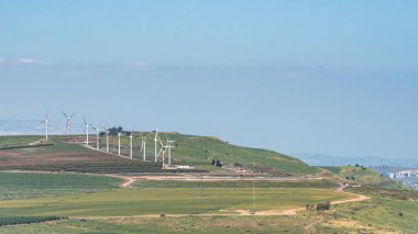 İsrail 'deki Kokhav HaYarden Milli Parkı Belvoir Kalesi' nin yıkıntılarından rüzgar değirmenlerinin manzarası. 
