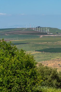 İsrail 'deki Kokhav HaYarden Milli Parkı Belvoir Kalesi' nin yıkıntılarından rüzgar değirmenlerinin manzarası. 