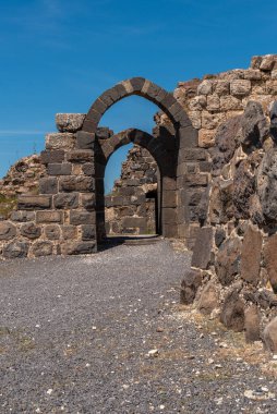 İsrail 'deki Kohav HaYarden Milli Parkı, Belvoir Kalesi' nin kemerli özellikleri. Haçlı kalesinin kalıntıları..