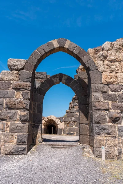 İsrail 'deki Kohav HaYarden Milli Parkı, Belvoir Kalesi' nin kemerli özellikleri. Haçlı kalesinin kalıntıları..