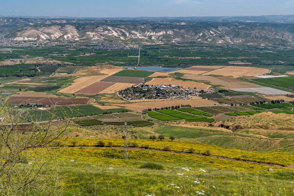 İsrail 'deki Kökhav HaYarden Milli Parkı Belvoir Kalesi' nin yıkıntılarından Ürdün Vadisi manzarası. 