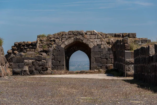 İsrail 'deki Kohav HaYarden Milli Parkı, Belvoir Kalesi' nin kemerli özellikleri. Haçlı kalesinin kalıntıları..