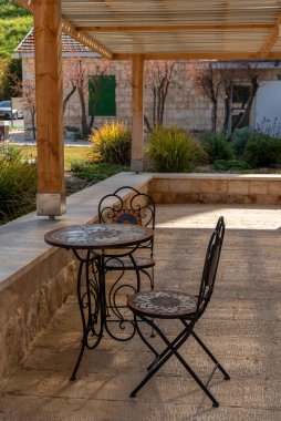 Tel Megiddo Ulusal Parkı bir arkeolojik siteyken, turistler için atıştırmalık masalar ve sandalyeler. Mahşer olarak da bilinir..