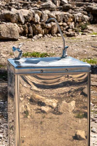 テルメギド国立公園のボトルを埋めるために蛇口で噴水を飲むことは考古学的なサイトです ハルマゲドンとも呼ばれる — ストック写真