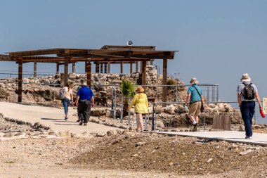 Tel Megiddo, İsrail 28 Mart 2022 Turistler Tel Megiddo 'ya geri döndü! Tel Megiddo Ulusal Parkı arkeolojik bir yerdir. Mahşer olarak da bilinir.. 