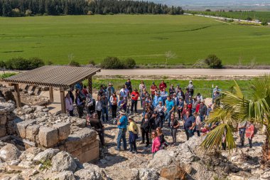Tel Megiddo, İsrail 28 Mart 2022 Turistler Tel Megiddo 'ya geri döndü! Tel Megiddo Ulusal Parkı arkeolojik bir yerdir. Mahşer olarak da bilinir.. 