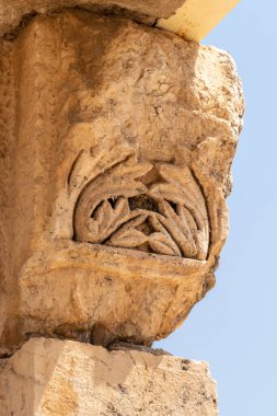 İsa 'nın Capernaum, Kfar Nahum, Capharnaum' da, İsrail 'deki Celile Denizi' nin yanında vaaz verdiği Beyaz Sinagog 'un kalıntılarının yeniden inşası. Oyulmuş özelliklerin ayrıntılarını kapat.