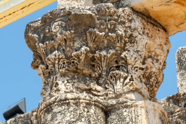 İsa 'nın Capernaum, Kfar Nahum, Capharnaum' da, İsrail 'deki Celile Denizi' nin yanında vaaz verdiği Beyaz Sinagog 'un kalıntılarının yeniden inşası. Oyulmuş özelliklerin ayrıntılarını kapat.