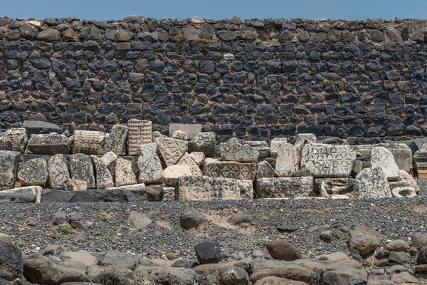 Capernaum, Kfar Nahum, İsrail Capharnaum 'daki harabelerden oyulmuş mimari özelliklerin çeşitliliği
