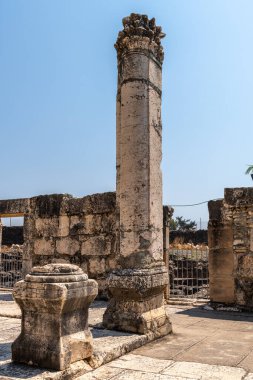 İsa 'nın Capernaum' da vaaz verdiği Beyaz Sinagog 'un kalıntılarının yeniden inşası, Kfar Nahum, Capharnaum, İsrail' deki Celile Denizi 'nin yanında.