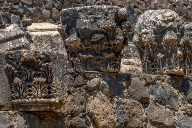 Capernaum 'da, Kfar Nahum' da, Capharnaum 'da ilginç tasarımları olan başkentler oyulmuş.