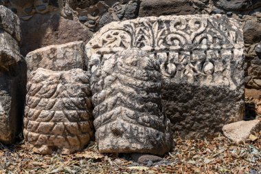 Capernaum, Kfar Nahum, İsrail Capharnaum 'daki harabelerden oyulmuş mimari özelliklerin çeşitliliği